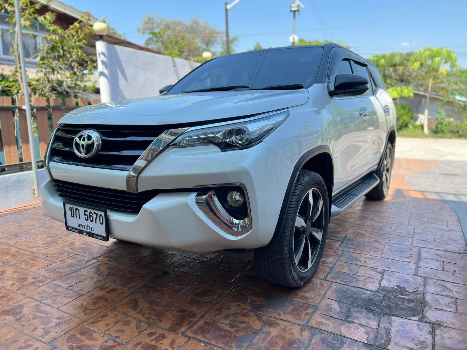 Car image 2